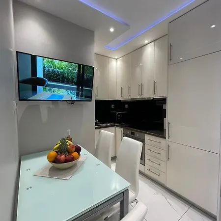 Agora Luxury 4 *