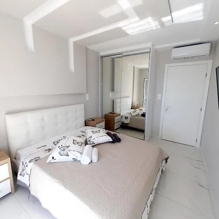 Agora Luxury 4 *